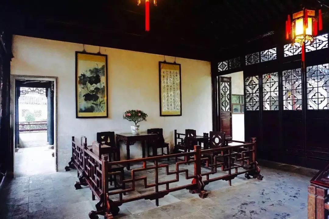 画大挂屏，轩敞雅致，南北两边均不设墙，通畅明洁，有明代建筑的风格。山房前临荷花碧池，水清如碧。不妨在荷花池前驻足细细欣赏一下中部景色