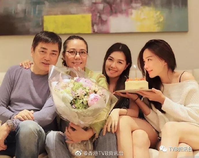 美貌遗传自妈妈!67tvb小花为老妈庆生晒图_汤乐瑶