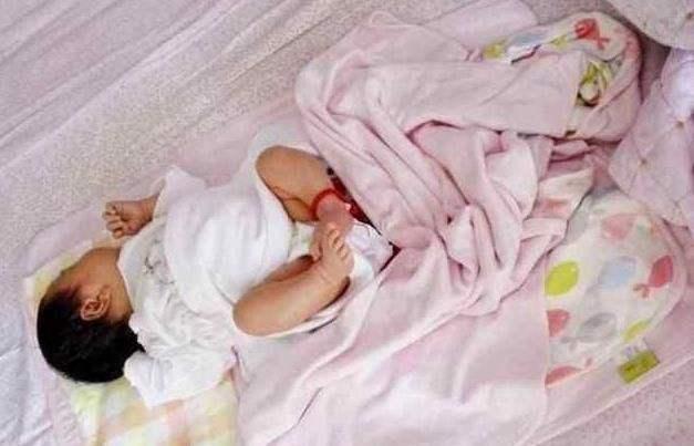                     孩子睡觉总爱踢被子，不仅仅因为“热”，这3个原因家长也要重视