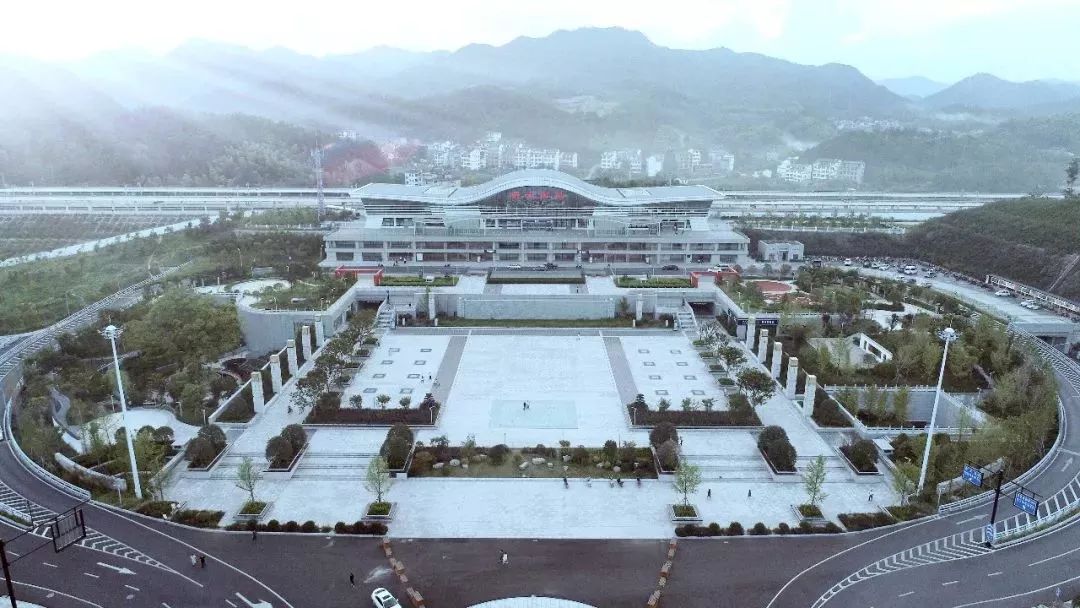 6月29日,缙云西站站前广场有一场武术大会,世界级"武林高手" 在七里等