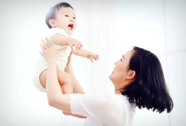                     宝宝夜醒7、8次妈妈只能苦熬？学会这招宝宝从此睡整觉！