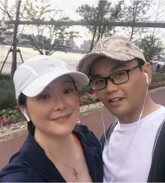 袁立国外补办婚礼,晒婚纱照小腹微微隆起疑似有孕_老公