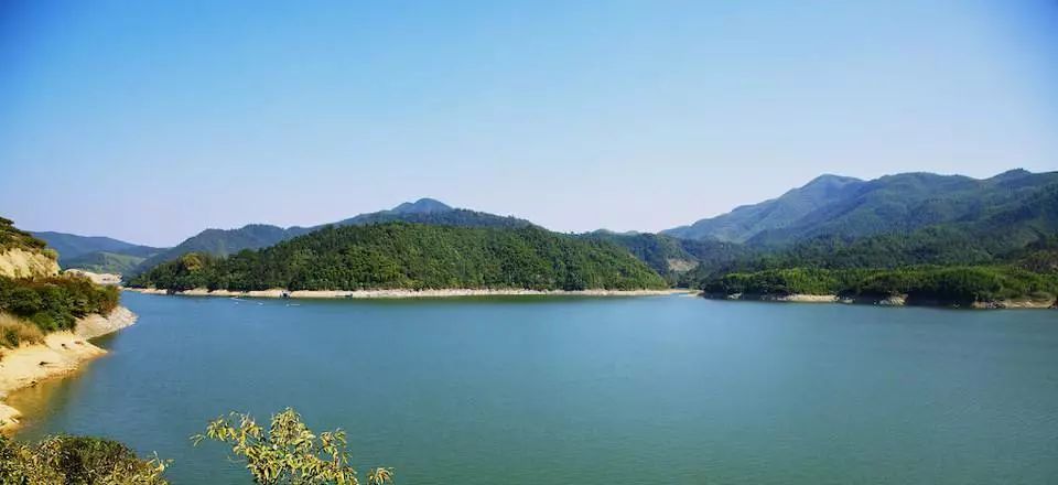 早乘车前往安吉,位于"浙北第一水库"安吉县孝丰镇赋石水库旁,现代欧式