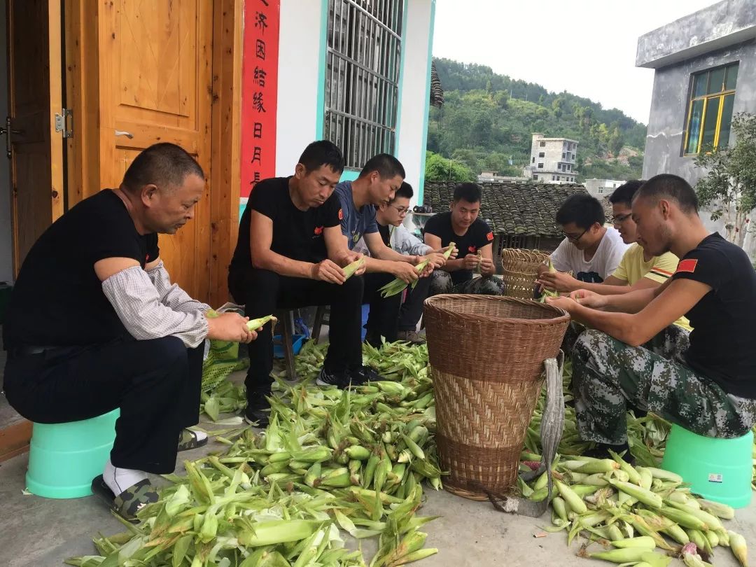 城乡贫困人口全部脱贫_脱贫攻坚图片(3)