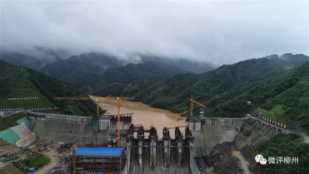 航拍洪水中的柳州在建大坝