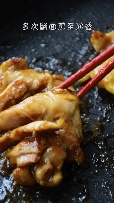 step4:煎至熟透后鸡腿就可以出锅了,可以搭配一碗糙米饭,鸡腿盖上就好