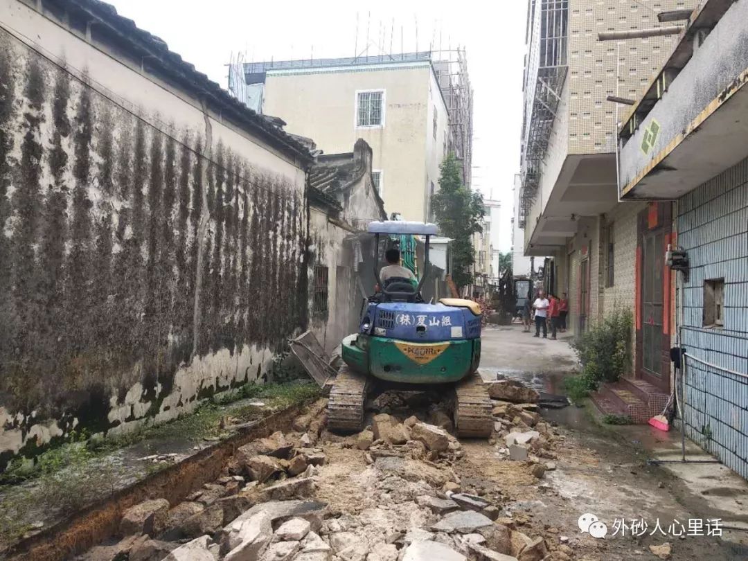 外砂仁和里村对违章搭建进行拆迁,还路于民.