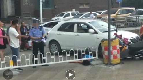 简阳沱三桥发生车祸,一外卖小哥被撞倒地!现场视频曝光.
