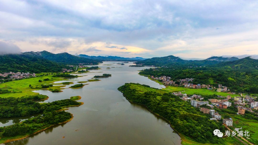 灵山县平山镇全景