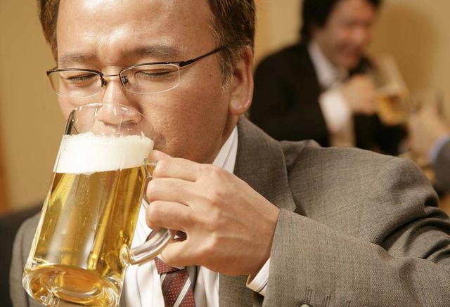 骨质疏松能喝啤酒吗 喝啤酒能预防骨质疏松？营养师：当心无法补钙，反而诱发心血管病