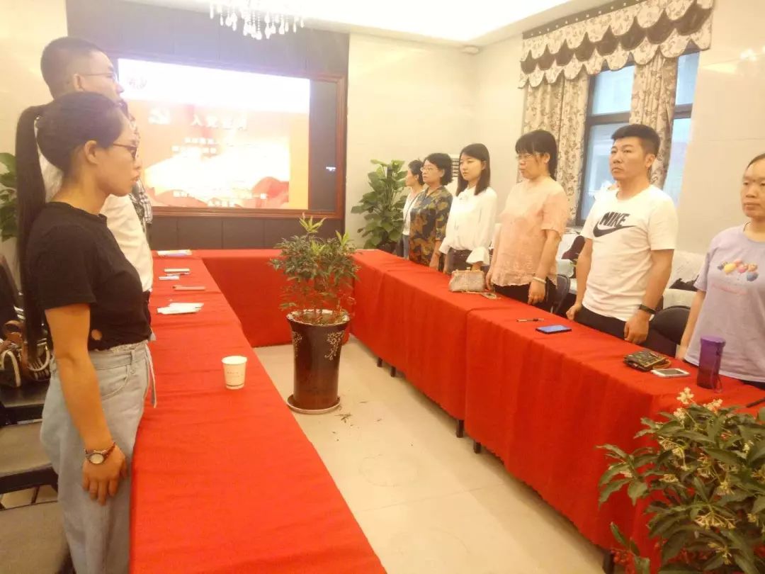 我校初中教师支部举行党员转正及重温入党誓词