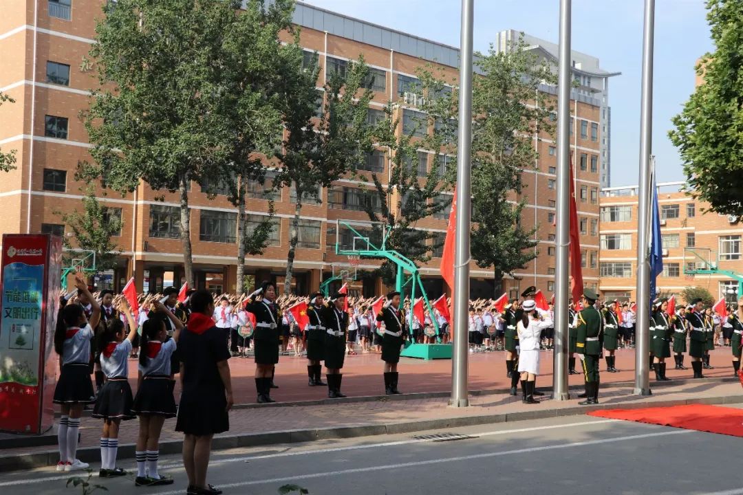 临沂一小适性教育临沂第一实验小学毕业季国旗下小手拉大手感谢师长恩