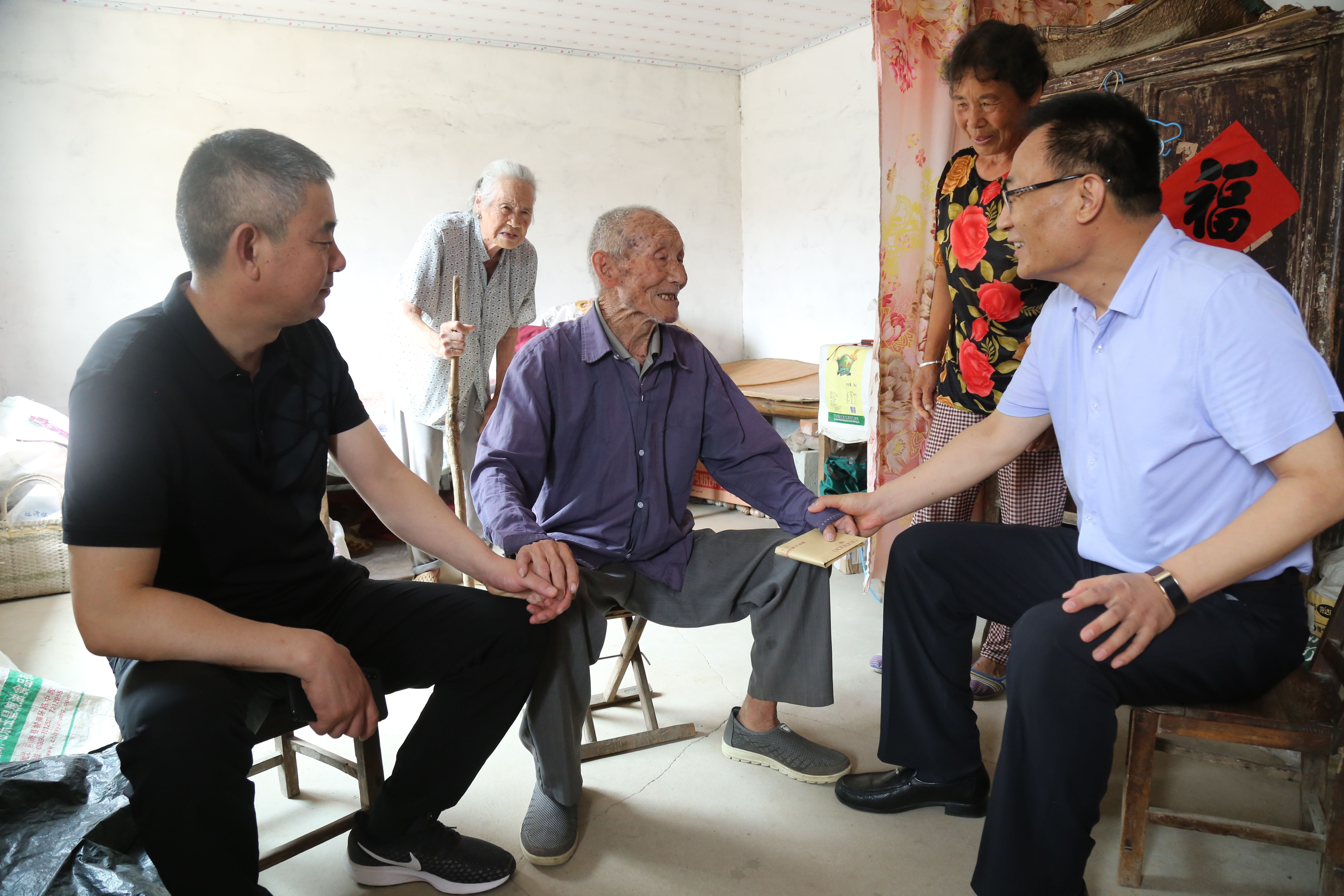 6月27日,市交运集团党委书记,董事长王兴华,党委副书记于建文,党委