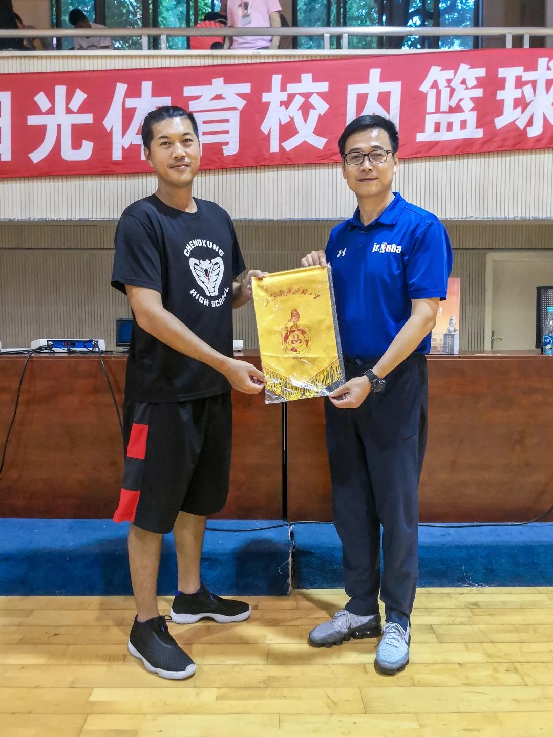 以球会友以比赛促情谊台盟上海市委举办两岸青少年篮球友谊赛