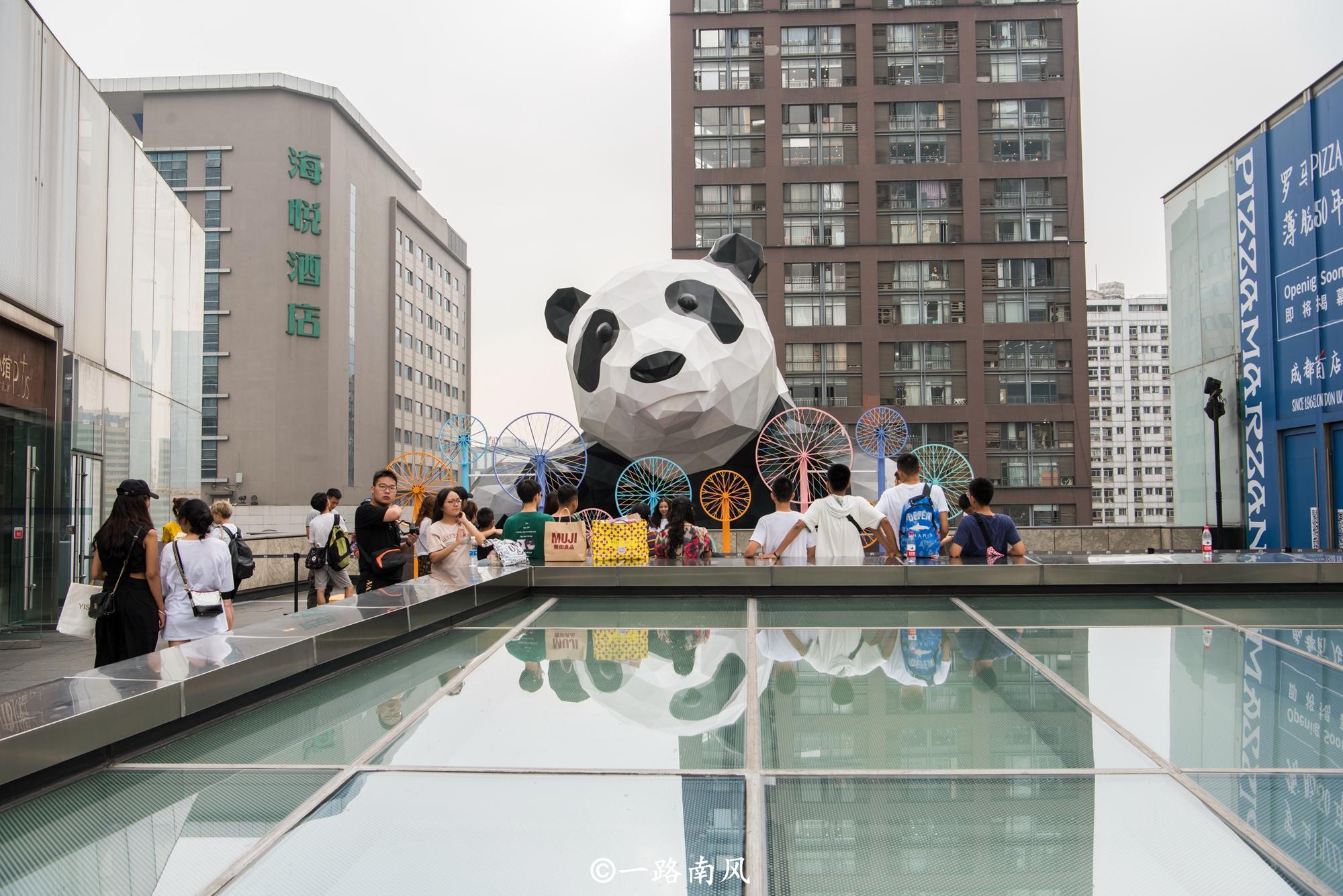 成都网红街道,因巨型熊猫爬楼而爆红,真是