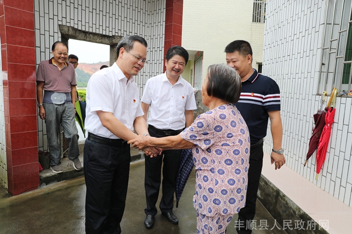 曾永祥率队到丰良镇璜溪村开展"七一"慰问困难党员和开展主题党日活动