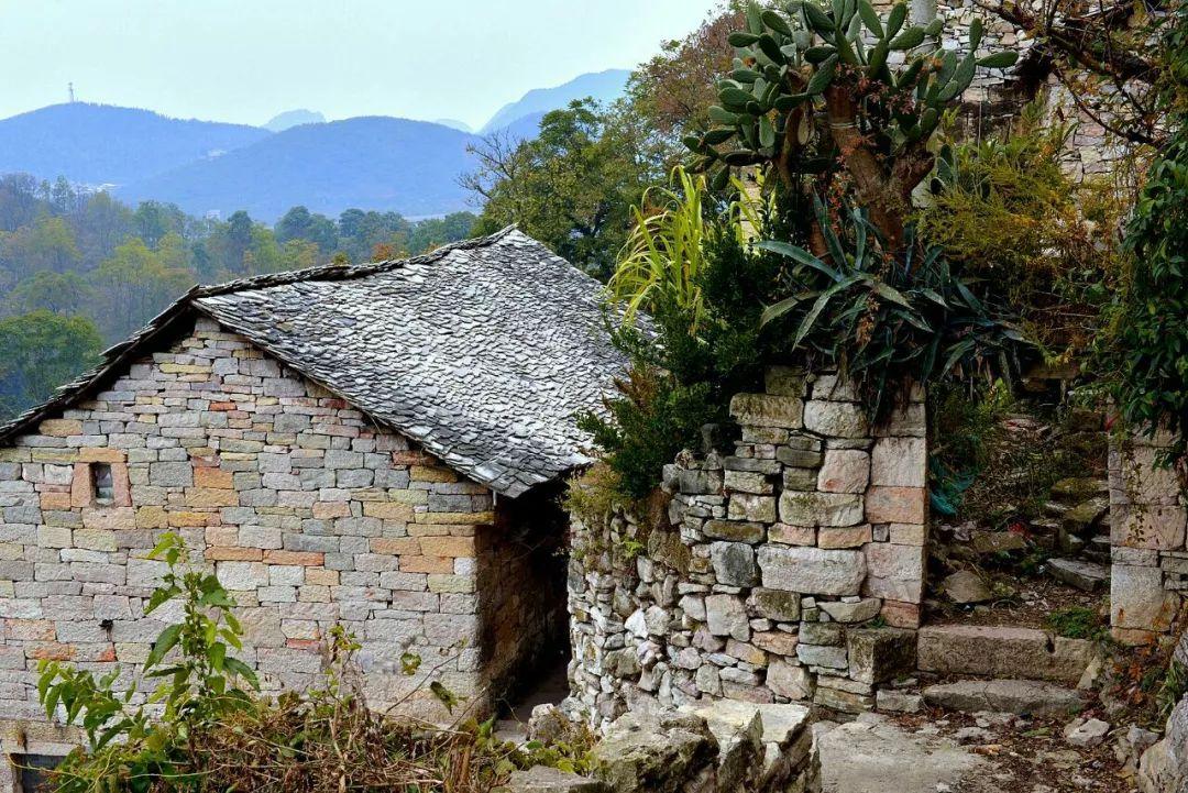 景区位于贵州省镇宁县境内,与黄果树风景名胜区,石头寨景区紧紧相连