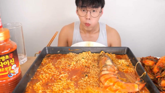 [大胃王挑战30斤“海鲜泡面”，最后却被盘中“大虾”出卖，傻眼了] 大胃王吃泡面视频