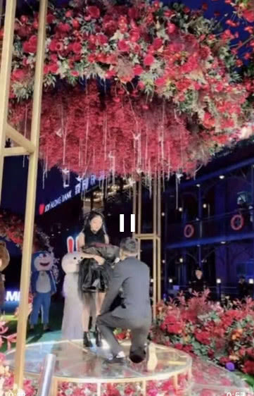 原创牌牌琦求婚小伊伊现场氛围太浪漫多年恋情终将修成正果
