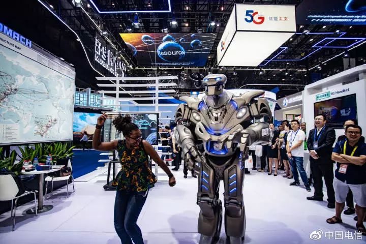 非洲友人和5g机器人泰坦互动跳舞