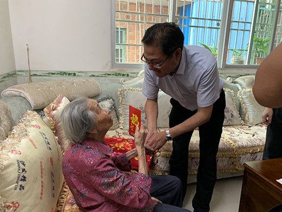 省中医院副院长薛汉荣一行到方太乡分水村慰问困难党员和受灾群众
