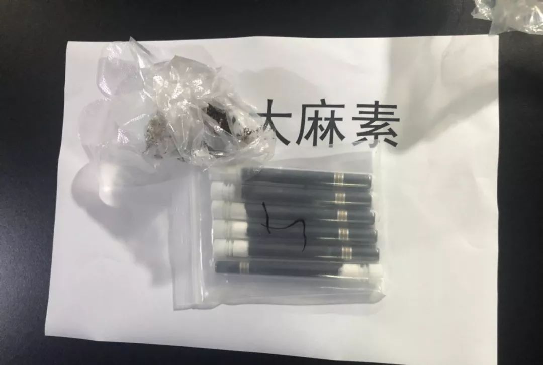 而这根黑色香烟里则被植入了合成大麻素,也称"娜塔莎,是一种新精神