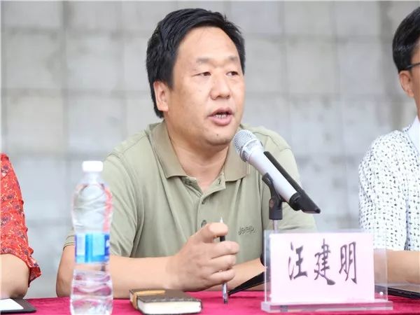 学校集团党委书记汪建明希望家长们相信学校,配合学校做好教育工作.