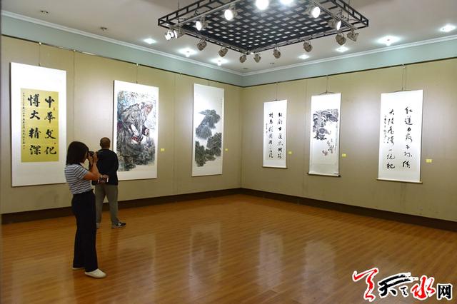 王锐参观"中华同根·水墨情深"海峡两岸书画名家作品展