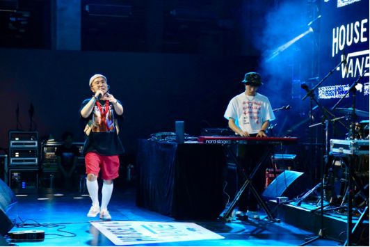 阿克江akin&visudy随后登台,带有中国元素的r&b配上电子琴的伴奏