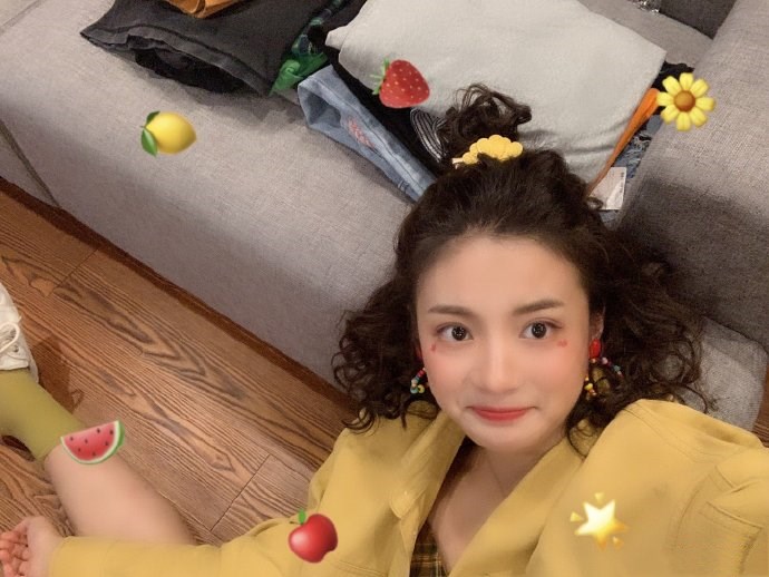 原创张雅钦也太可爱了吧,不仅劈叉自拍,牛油果色单品搭配也是超吸睛
