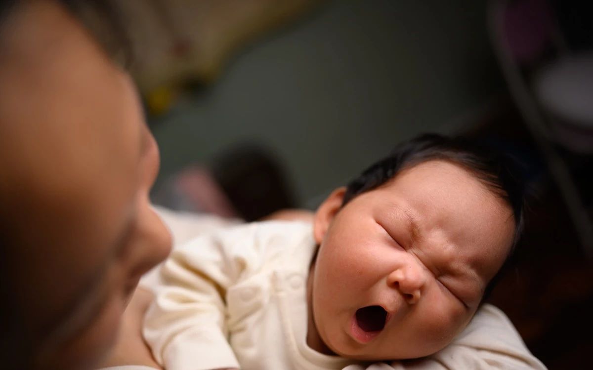                     原创            宝宝睡姿知健康有着密不可分的联系，5种动作透露出健康状况！