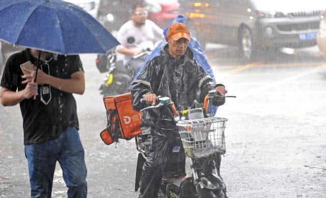 跑外卖下暴雨怎么穿搭_暴雨送外卖图(2)