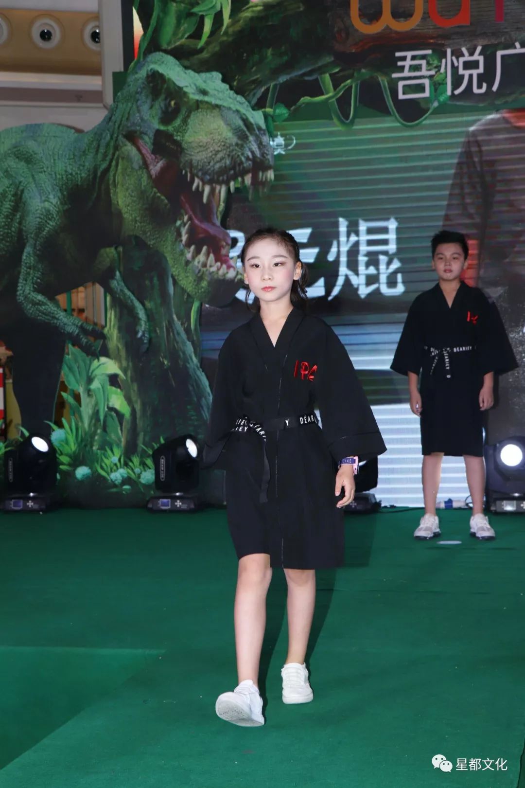 决赛我们还邀请到三位往届完美童模全国赛冠,亚,季军优秀小选手郑梓涵
