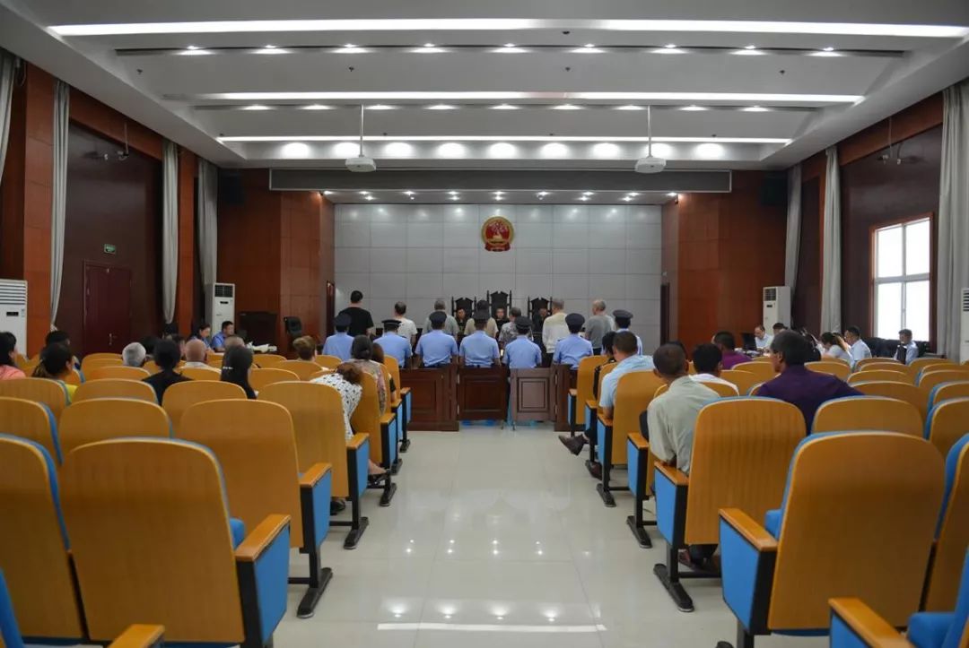 6月25日上午,滁州市中级人民法院公开开庭审理被告人李某某等7人贩卖