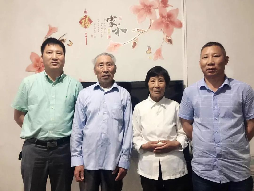 李昌金夫妇与二儿子李谦松(右,小儿子李谦统(左)的合影