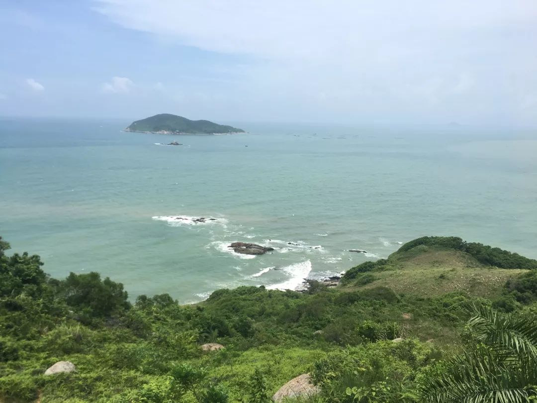 【月亮湾海滨沙滩活动区】设有海水浴场参照国际评估标准达到a级沐浴
