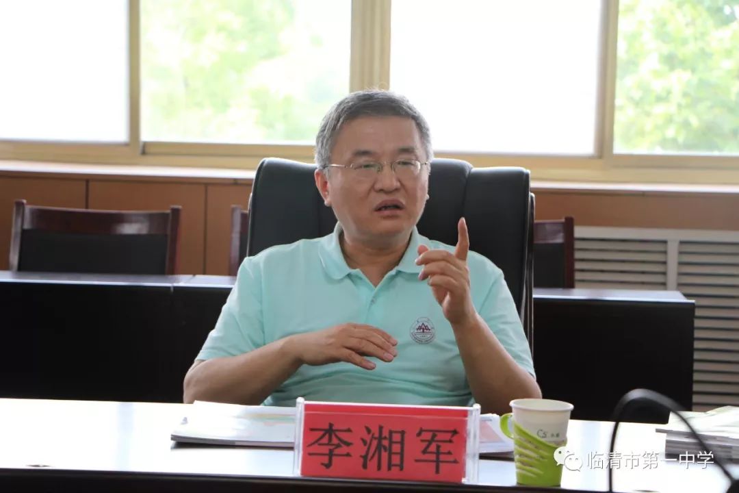 李湘军主任对志愿填报的基本原则做了简要介绍,重点对学生个人发展和