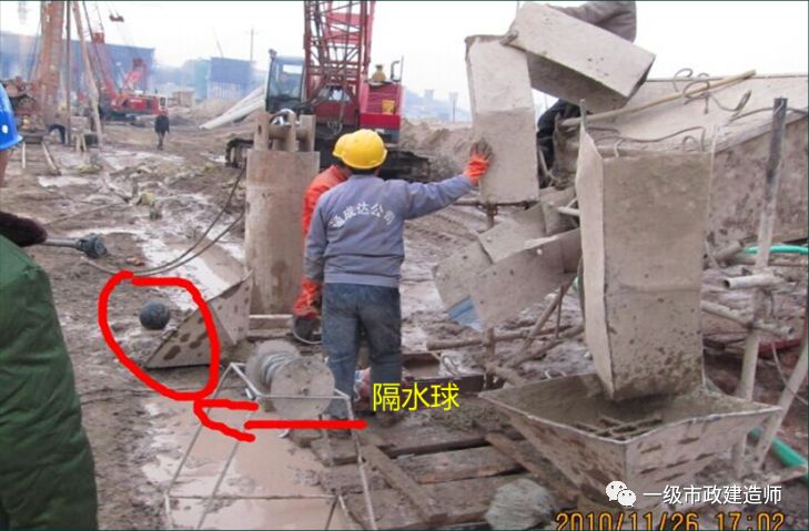 (6)灌注水下混凝土必须连续施工,并应控制提拔导管速度,严禁将导管