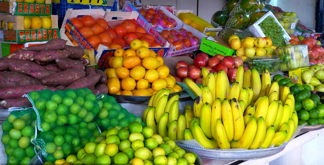 迪拜水果 [迪拜的水果怎么吃才显得豪？香蕉认了，草莓服了，菠萝是真的豪] 