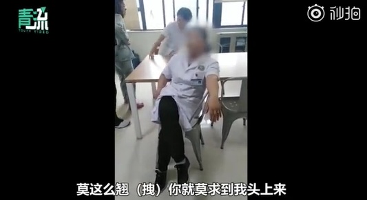 嚣张女医生爆粗怼患者,医院令下岗