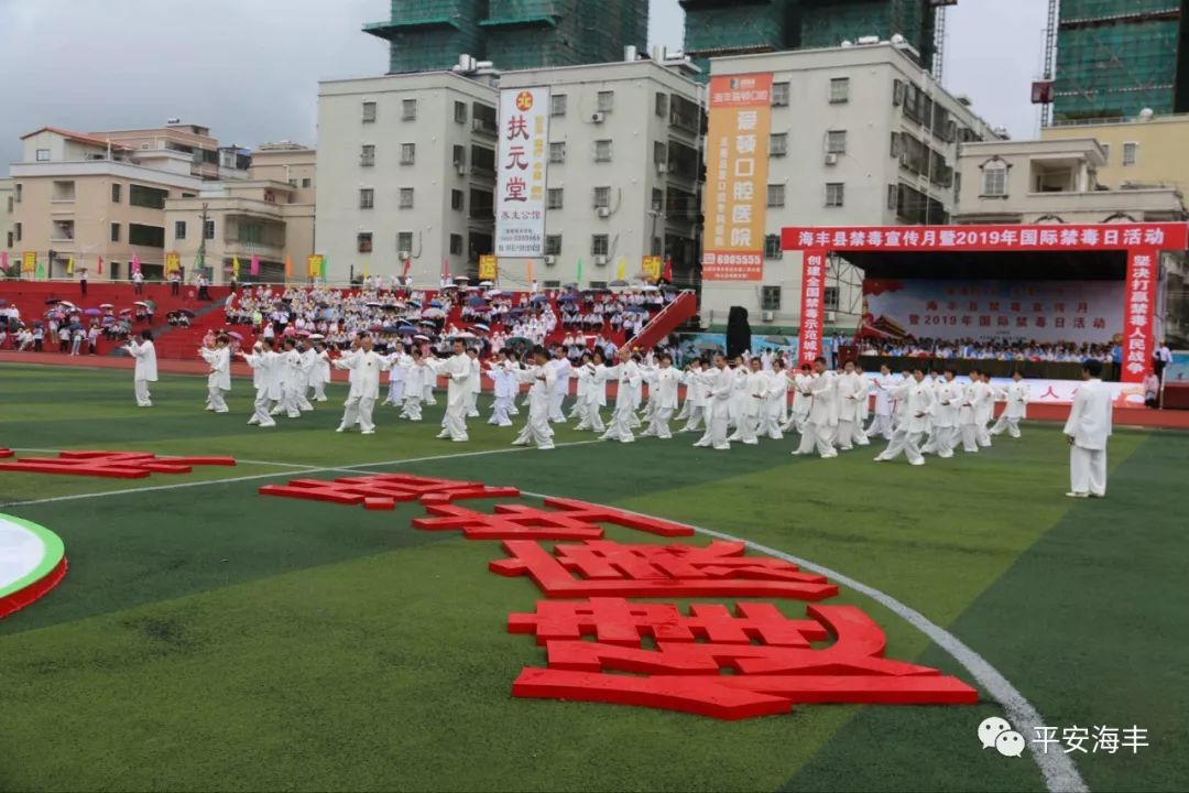 海城镇第三中学创新预防教育方式,表演了主题课间操,展示积极向上