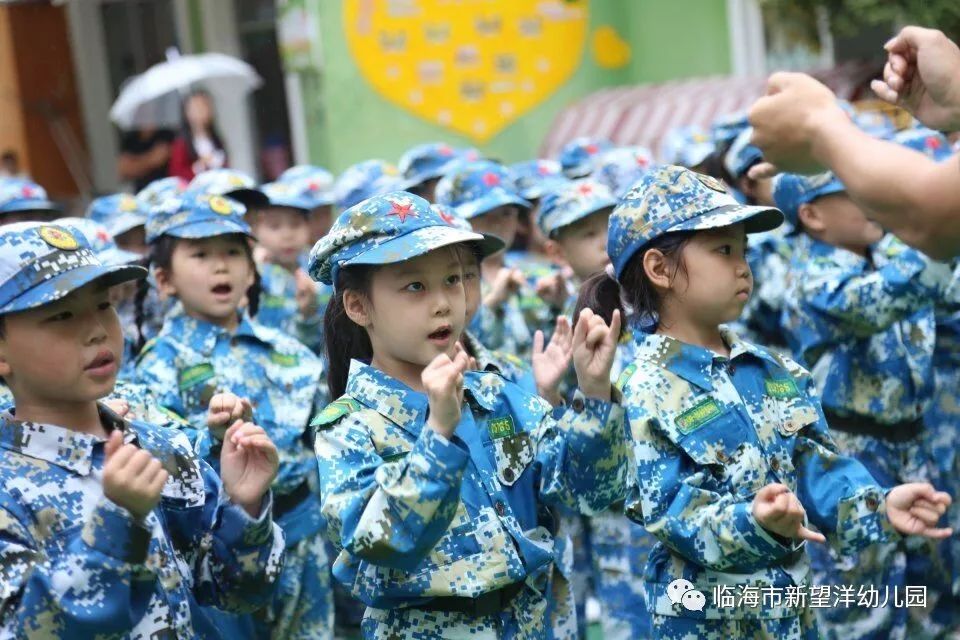 在这次军训中,孩子们经历平时难以经历的艰辛,充分品尝军训中的甜酸苦