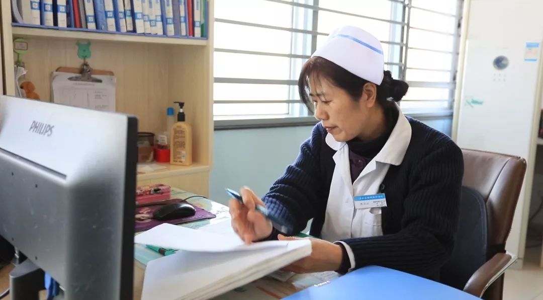 [微故事丨祝贺！这位好护士入选５月“中国好人榜”]护士向产妇祝贺