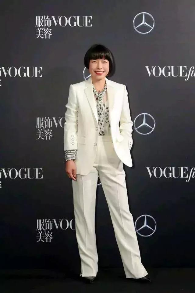 vogue主编张宇领衔出席活动,白色阔腿裤搭配西装外套,手插裤袋,潇洒