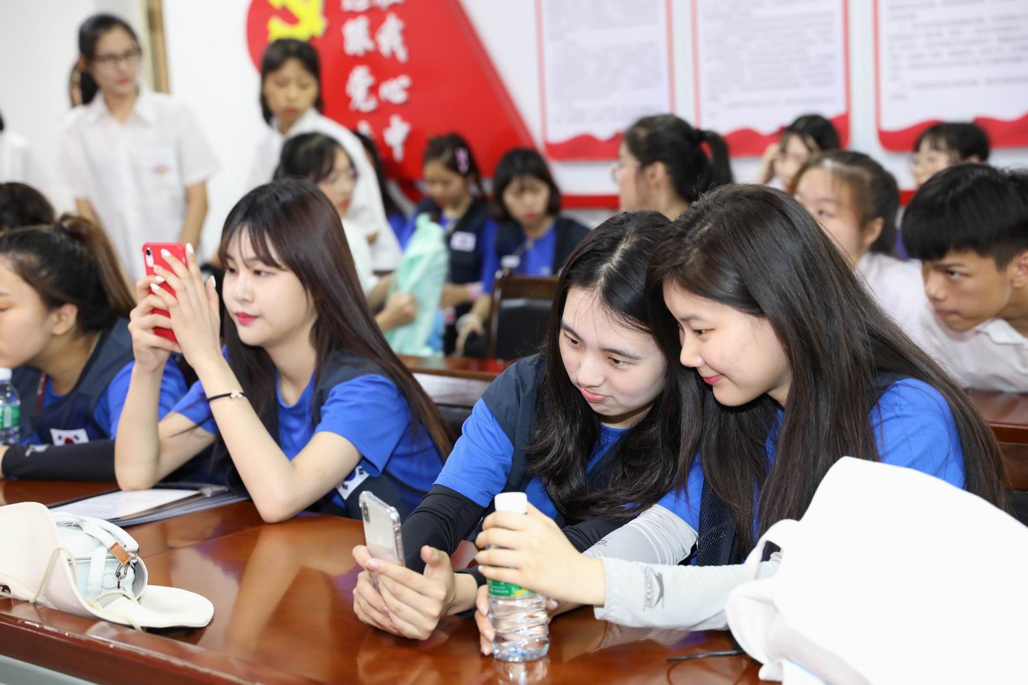 图集韩国女生到访廉江中学