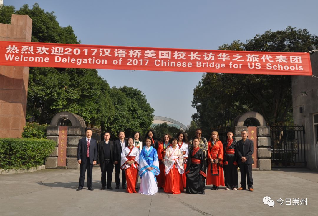 崇庆中学附属初中,地处市中心繁华地带——崇阳街道小东街197号.