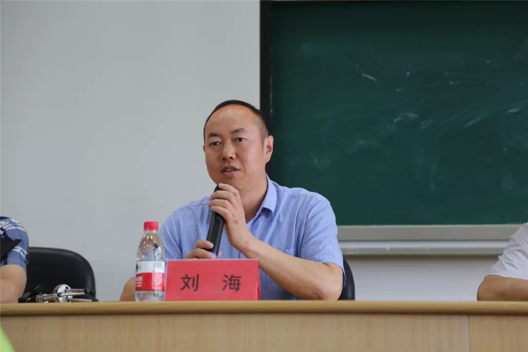 塘栖镇成校副校长刘海介绍了塘栖成校余杭区门协新任会长陈秋红学员们