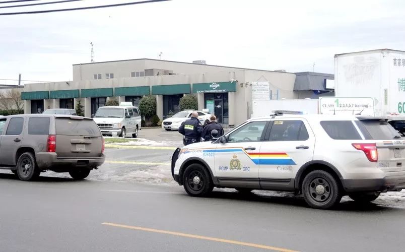 中国移民持枪闯入公司,两枪打爆自己老板的头