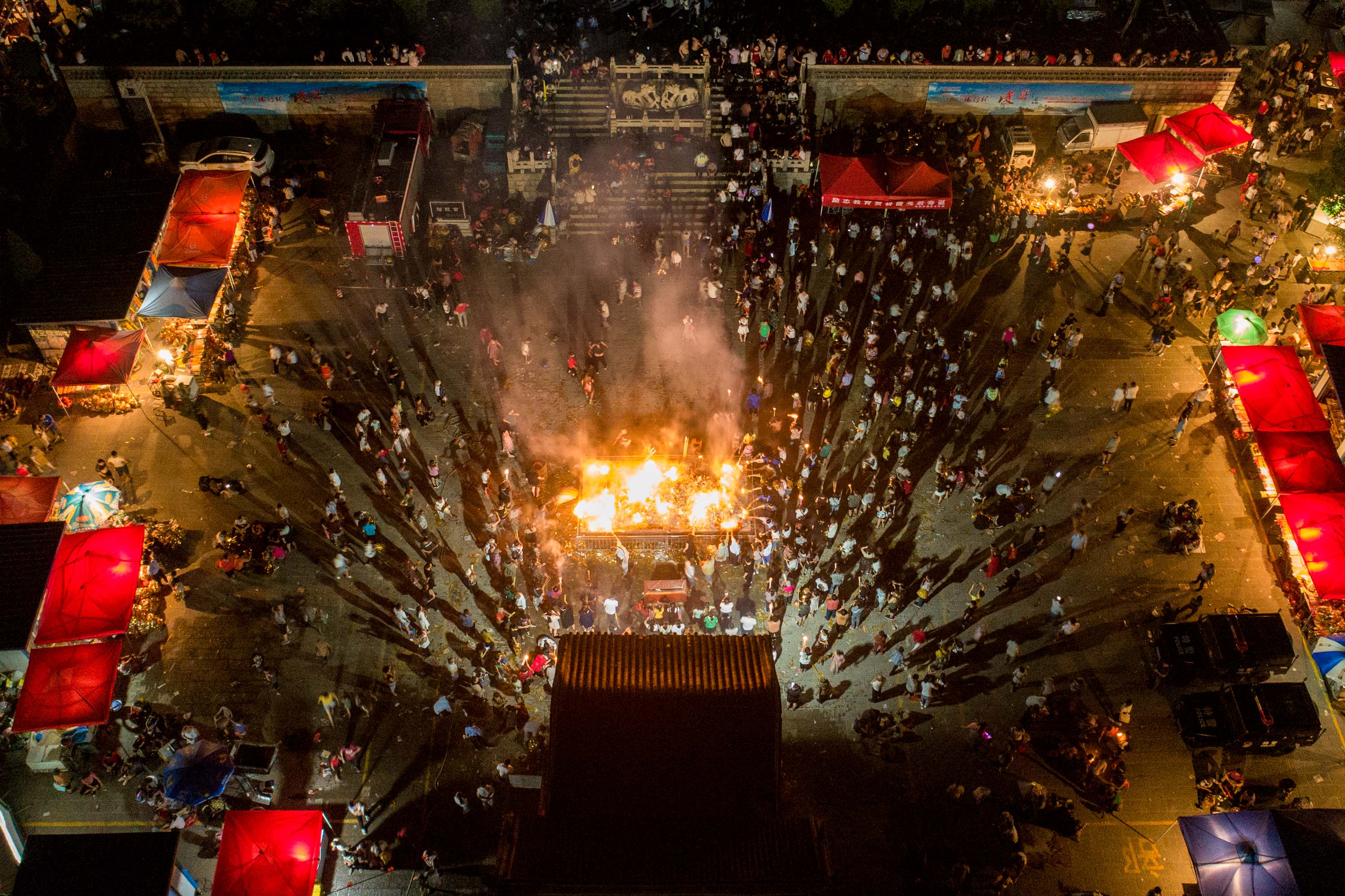 泰山老奶奶过三千零一十八岁生日,数万人夜不归宿放千