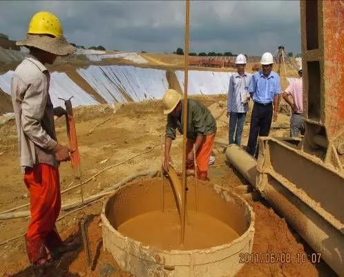 5m,冲孔机就位,开始冲孔作业前,应及时加块石与粘土泥浆护壁,使孔壁